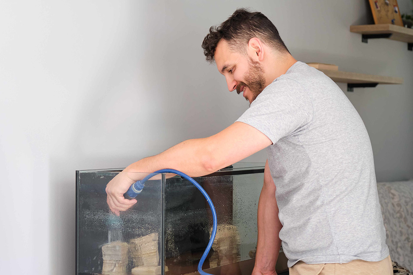 Utiliser l'eau de l'aquarium pour vos plantes.